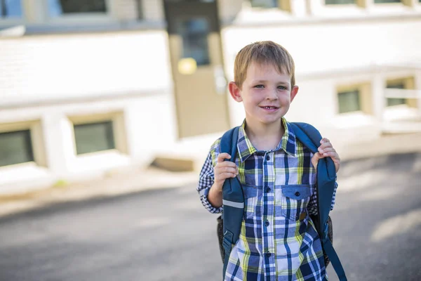 Estudante pré-escolar indo para a escola — Fotografia de Stock