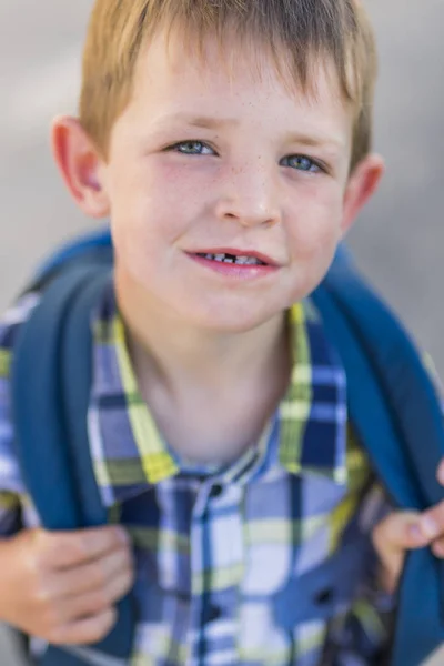 Schüler im Vorschulalter gehen zur Schule — Stockfoto