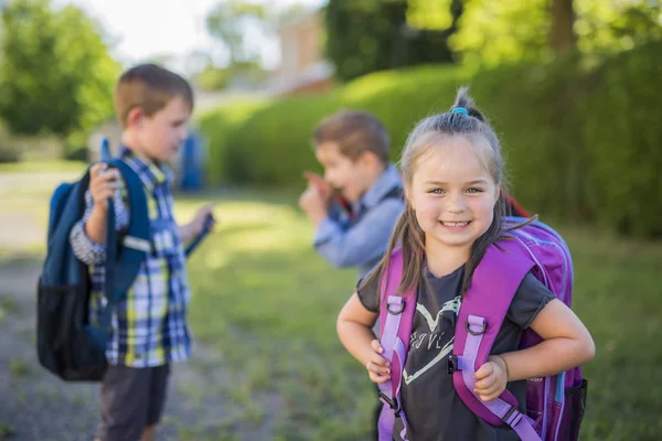 Crianças pré-escolares no parque infantil da escola — Fotografia de Stock