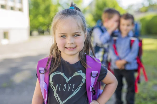 Crianças pré-escolares no parque infantil da escola — Fotografia de Stock