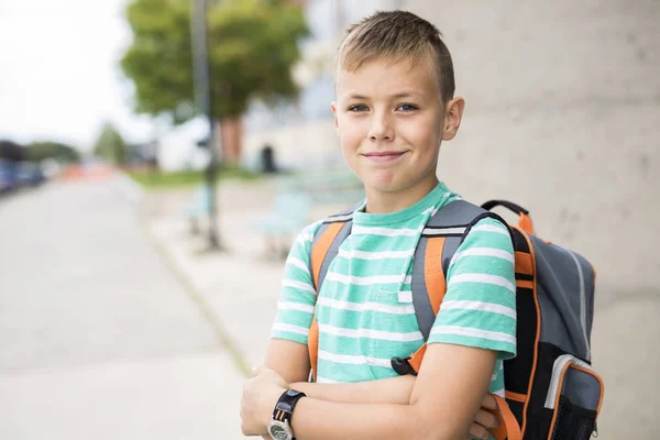 学校で外前十代の少年 — ストック写真