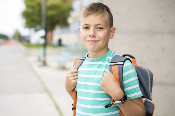 Мальчик-подросток на улице в школе — стоковое фото