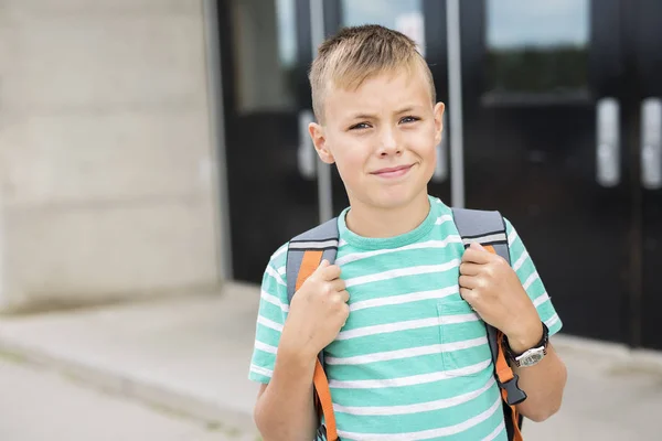 Pre adolescente chico fuera en la escuela — Foto de Stock