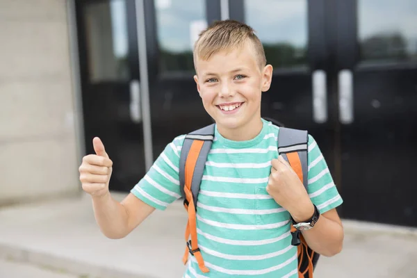 Pre tiener jongen buiten op school — Stockfoto