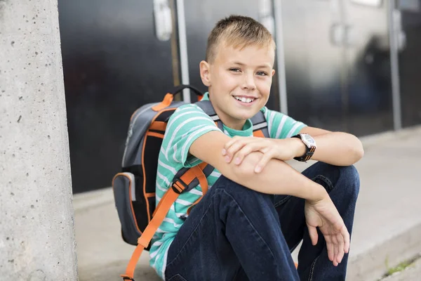 Pre adolescente chico fuera en la escuela — Foto de Stock