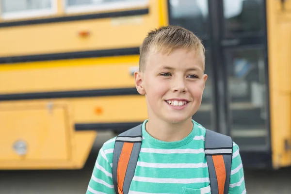 Pre adolescente chico fuera en la escuela — Foto de Stock