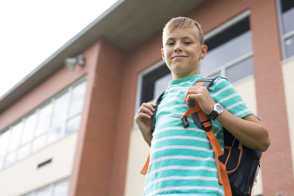 Pre teen pojke utanför i skolan — Stockfoto