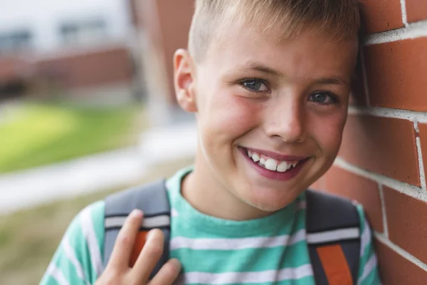 Pre tiener jongen buiten op school — Stockfoto