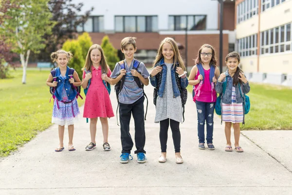 Grande ritratto di scuola pupillo al di fuori aula trasporto borse — Foto Stock