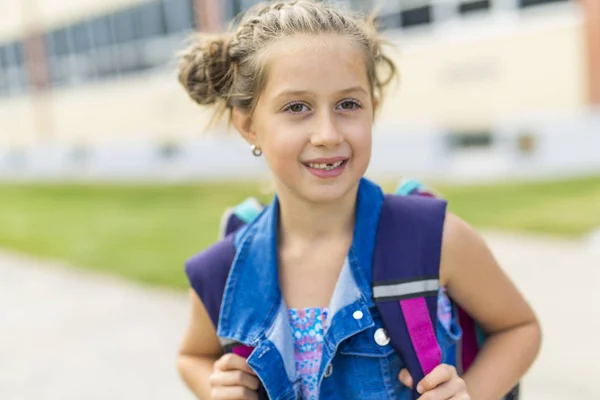 Grand portrait de l'élève de l'école à l'extérieur des sacs de transport de classe — Photo