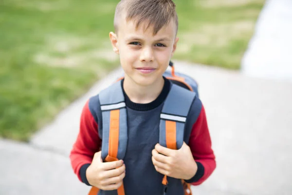 Gran retrato del alumno de la escuela fuera del aula llevando bolsas —  Fotos de Stock