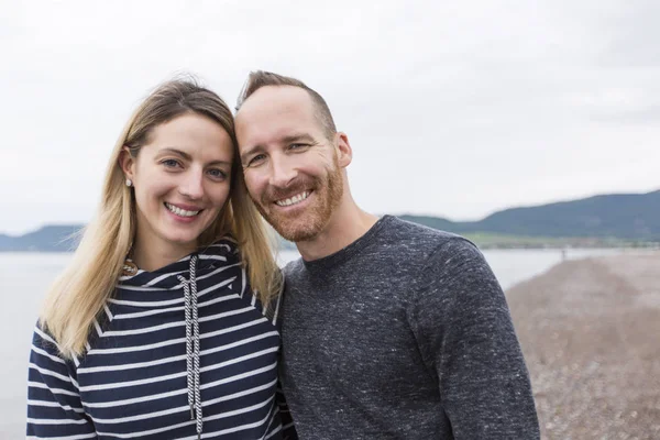 Retrato de jovem casal vivo na praia — Fotografia de Stock