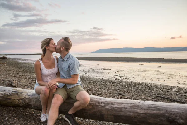 ビーチに住む若い夫婦の肖像画です — ストック写真