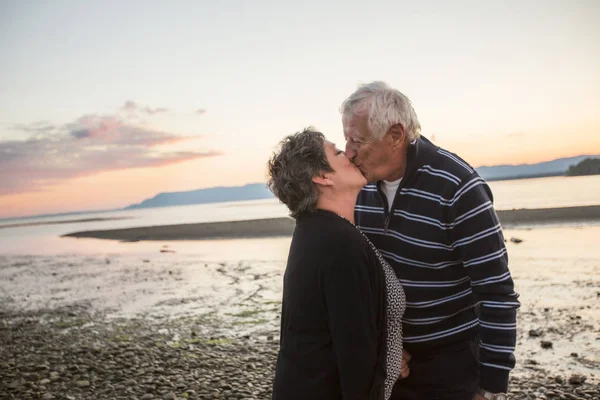 Retrato de casal de idosos amorosos na praia — Fotografia de Stock