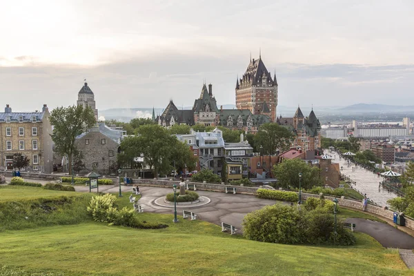Castillo Frontenac en la Ciudad Vieja de Quebec hoteles y concepto de arquitectura —  Fotos de Stock