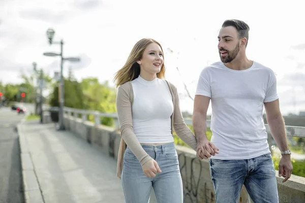 Couple close to a fence in a day — Stock Photo, Image