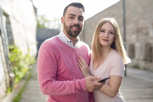 Приваблива молода пара в випадковому стилі на побаченні з мобільним телефоном — стокове фото