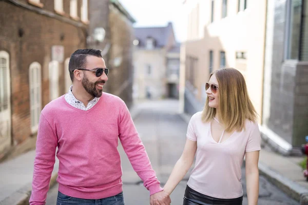 Couple Dating Happiness Traveling Using Smart Phone — Stock Photo, Image