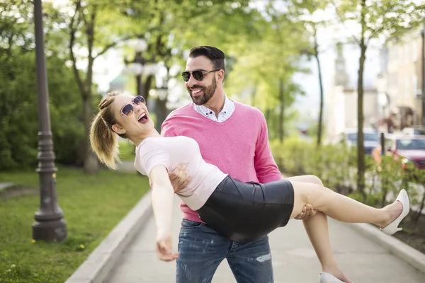 Imagen de una pareja alegre en un camino de parque —  Fotos de Stock