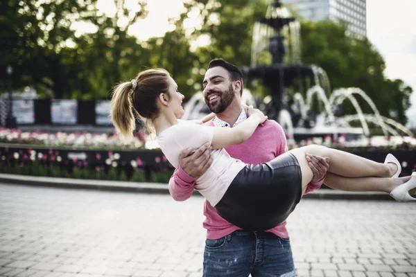 Imagen de pareja cariñosa en el parque en temporada de invierno — Foto de Stock