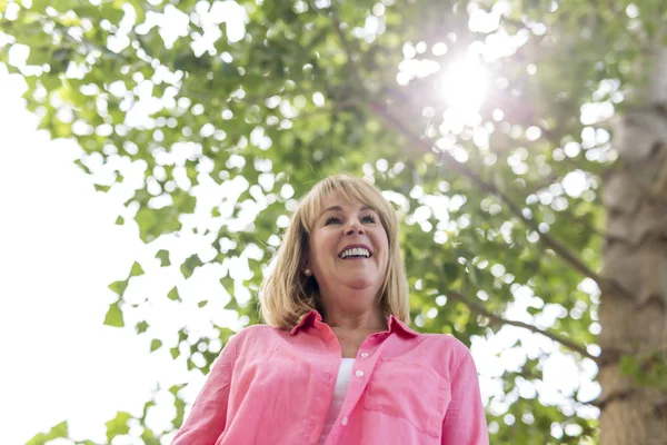 Mature woman outside wearing in pink clothes — Stock Photo, Image