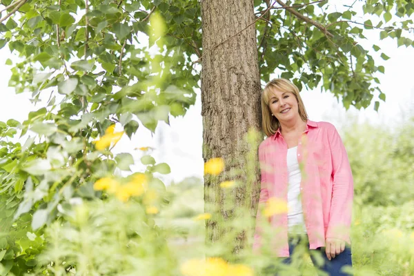 Mature woman outside wearing in pink clothes — Stock Photo, Image