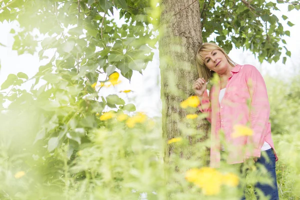 Mature woman outside wearing in pink clothes — Stock Photo, Image