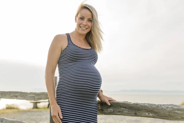 Retrato de uma jovem mulher grávida loira bonita ao lado da praia — Fotografia de Stock