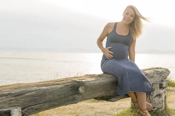 Portrait of a young beautiful blond pregnant woman on the side of the beach — Stock Photo, Image