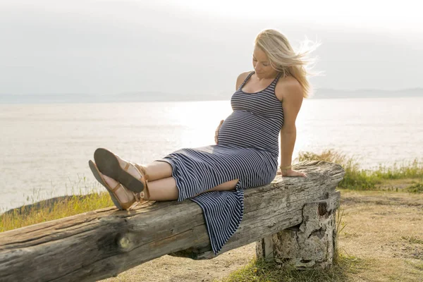 Портрет молодой красивой блондинки беременной женщины на берегу моря — стоковое фото