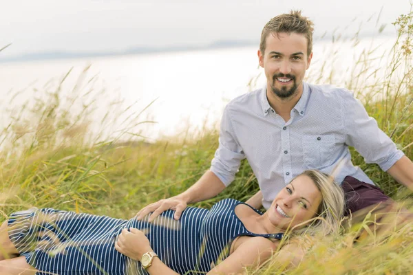 Eğleniyor kocası ile plajda hamile kadın — Stok fotoğraf
