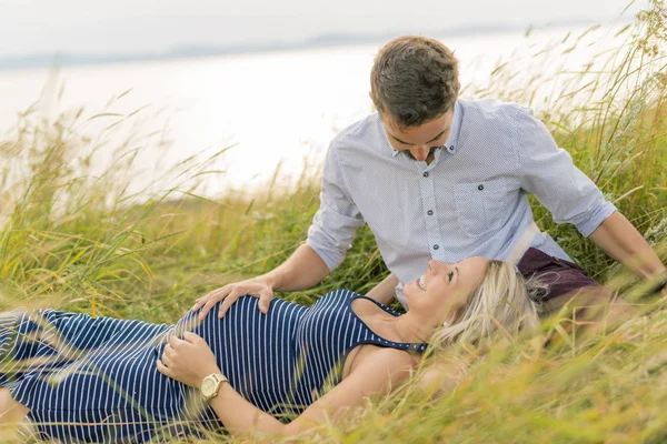 Schwangere Frau am Strand mit Ehemann hat Spaß — Stockfoto