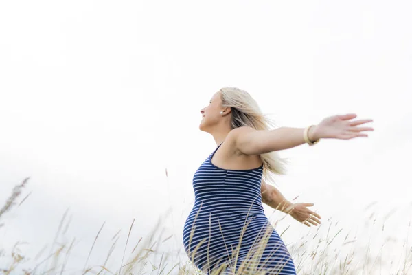 Ritratto di una giovane bella donna bionda incinta sul lato della spiaggia — Foto Stock