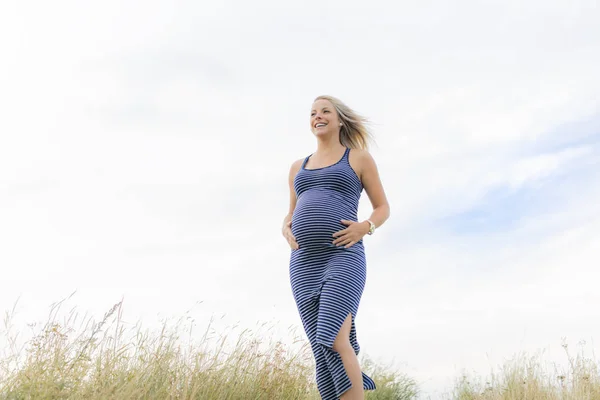Retrato de una joven hermosa rubia embarazada en el lado de la playa —  Fotos de Stock