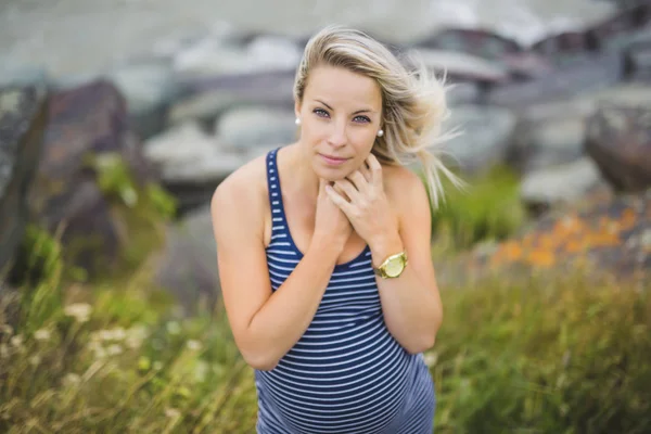 Portret van een jonge mooie blonde zwangere vrouw aan de kant van het strand — Stockfoto