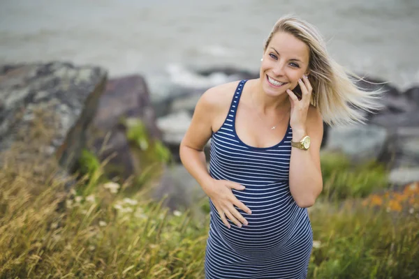 浜辺の脇に若い美しいブロンド妊娠女性の肖像画 — ストック写真