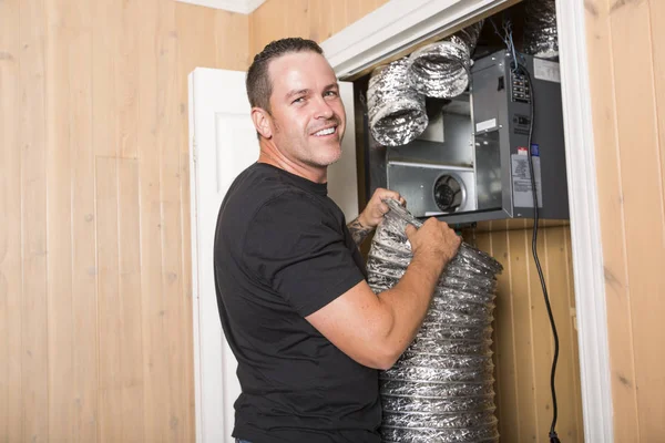 Ventilatie schonere mens op het werk met gereedschap — Stockfoto