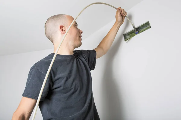 Limpiador de ventilación hombre en el trabajo con herramienta —  Fotos de Stock