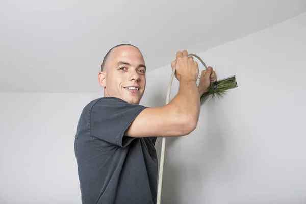 Homem limpador de ventilação no trabalho com ferramenta — Fotografia de Stock