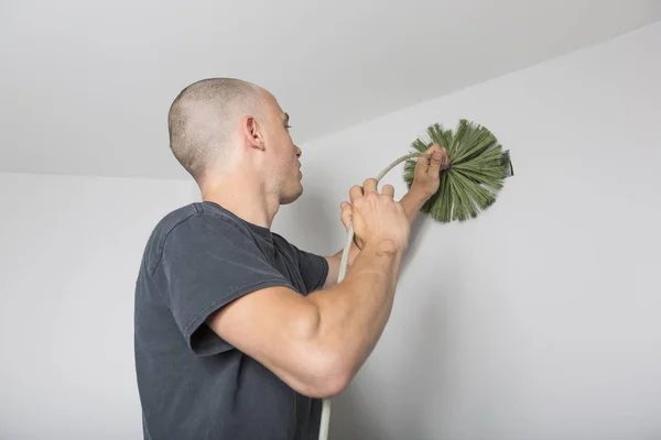 Ventilatie schonere mens op het werk met gereedschap — Stockfoto