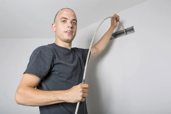 Homem limpador de ventilação no trabalho com ferramenta — Fotografia de Stock