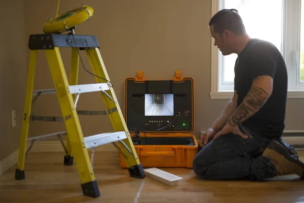 Ventilatie schonere mens op het werk met gereedschap — Stockfoto