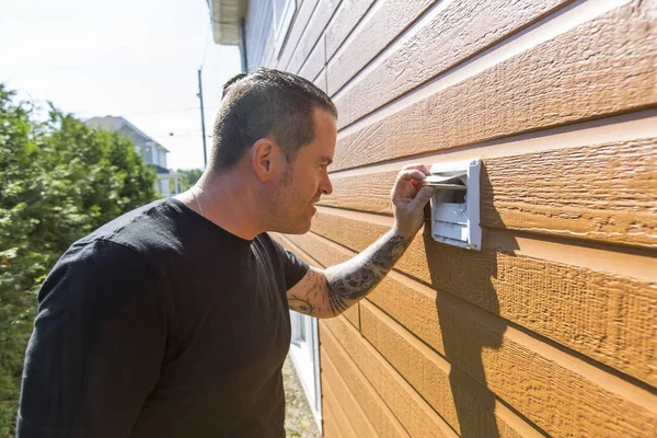 Ventilatie schonere mens op het werk met gereedschap — Stockfoto