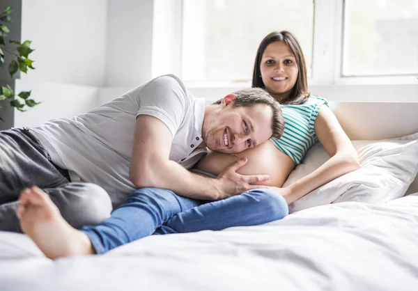 작은 아기, 임신 커플을 위한 낭만적인 순간을 기대 하 고 침대에 젊은 부모 — 스톡 사진