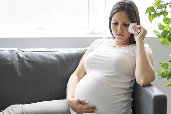 自宅のソファーに横になっている悲しい妊婦 — ストック写真