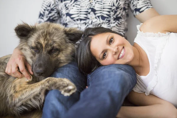 Мужчина, сидящий на полу со своей собакой и беременной девушкой — стоковое фото