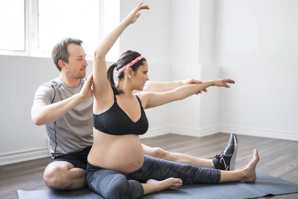 フィットネス スタジオでヨガ妊娠中の女性のトレーナー — ストック写真