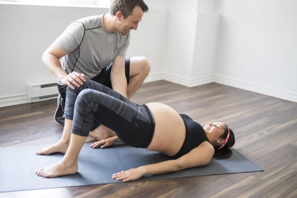 A terhes nő egy fitnesz stúdió jóga oktató — Stock Fotó