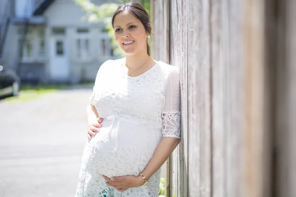 Pregnant woman posing in the neighborhood — Stock Photo, Image