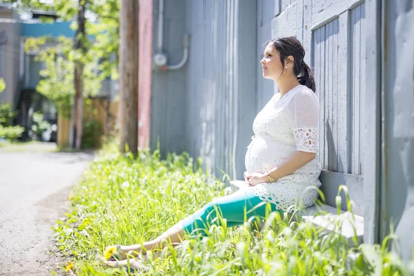Беременная женщина позирует по соседству — стоковое фото
